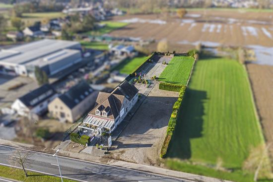 Commercieel bedrijfspand met woonst langs de Rijksweg in Maasmechelen, met hoge visibiliteit, parkeermogelijkheden en veelzijdig commercieel potentieel!