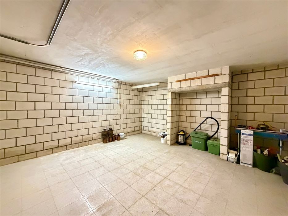 Zeer ruime villa (483 m²) op 16a48ca in Dilsen-Stokkem, goed onderhouden en vol potentieel om te transformeren tot uw hedendaagse droomwoning.
