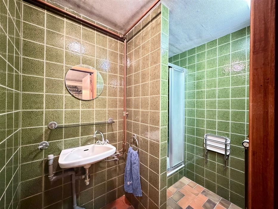 Zeer ruime villa (483 m²) op 16a48ca in Dilsen-Stokkem, goed onderhouden en vol potentieel om te transformeren tot uw hedendaagse droomwoning.