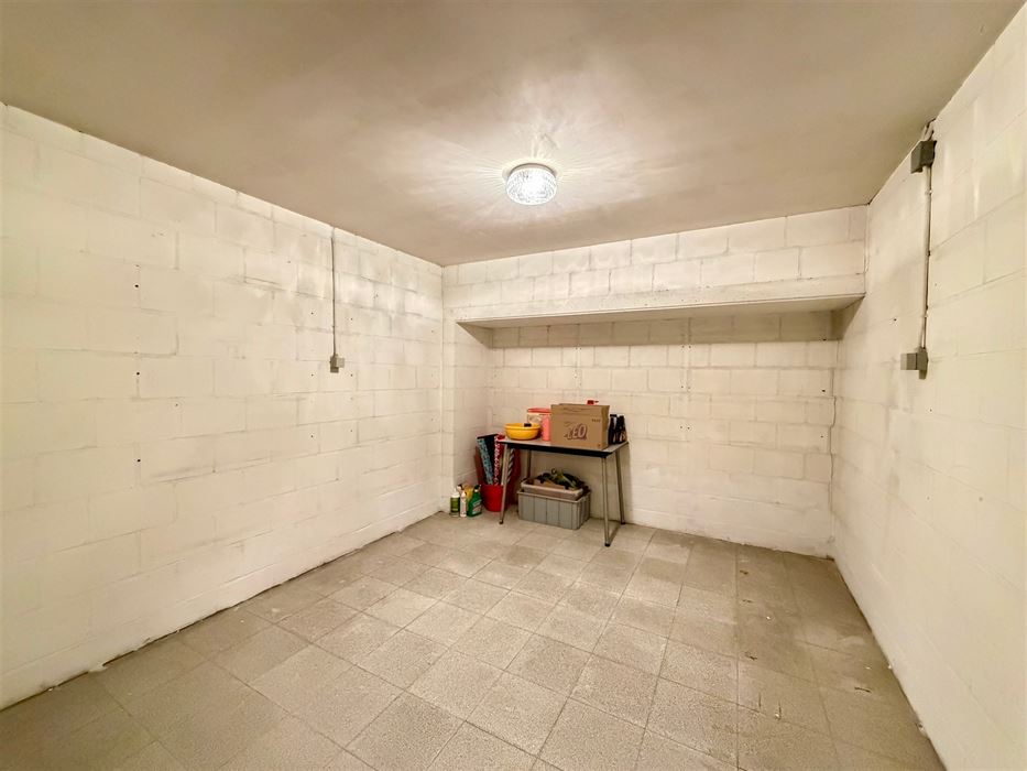 Zeer ruime villa (483 m²) op 16a48ca in Dilsen-Stokkem, goed onderhouden en vol potentieel om te transformeren tot uw hedendaagse droomwoning.