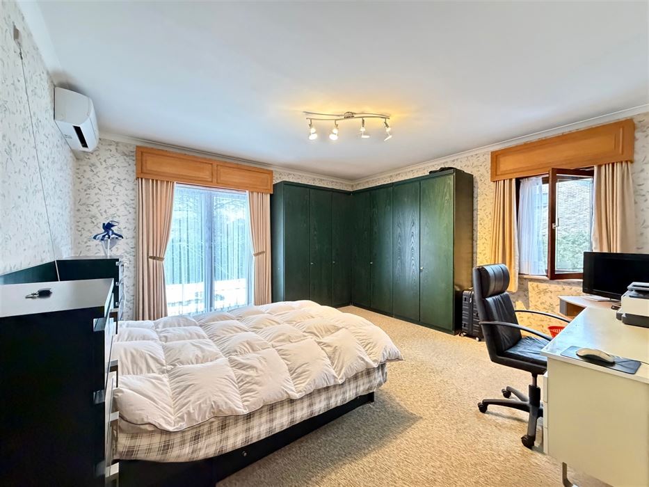Zeer ruime villa (483 m²) op 16a48ca in Dilsen-Stokkem, goed onderhouden en vol potentieel om te transformeren tot uw hedendaagse droomwoning.