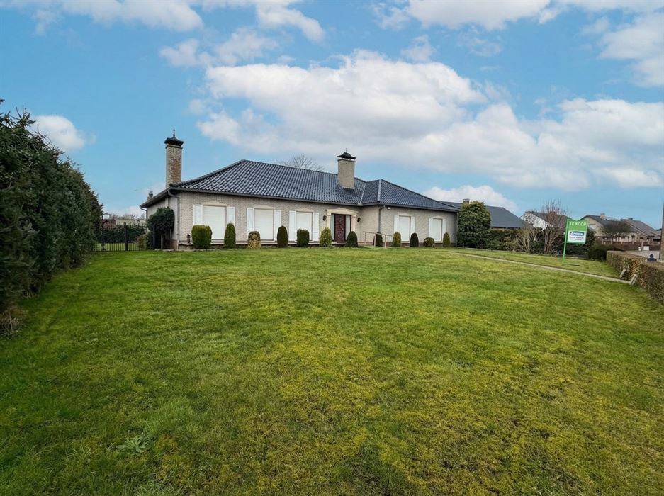 Zeer ruime villa (483 m²) op 16a48ca in Dilsen-Stokkem, goed onderhouden en vol potentieel om te transformeren tot uw hedendaagse droomwoning.