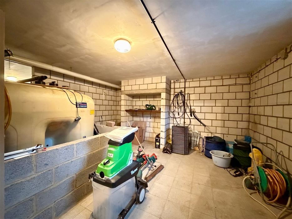 Zeer ruime villa (483 m²) op 16a48ca in Dilsen-Stokkem, goed onderhouden en vol potentieel om te transformeren tot uw hedendaagse droomwoning.