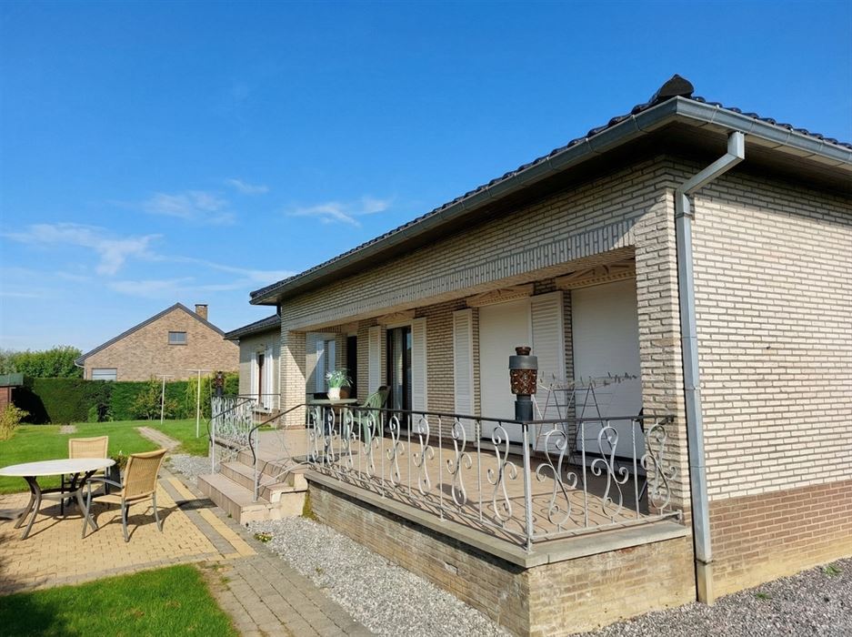 Zeer ruime villa (483 m²) op 16a48ca in Dilsen-Stokkem, goed onderhouden en vol potentieel om te transformeren tot uw hedendaagse droomwoning.
