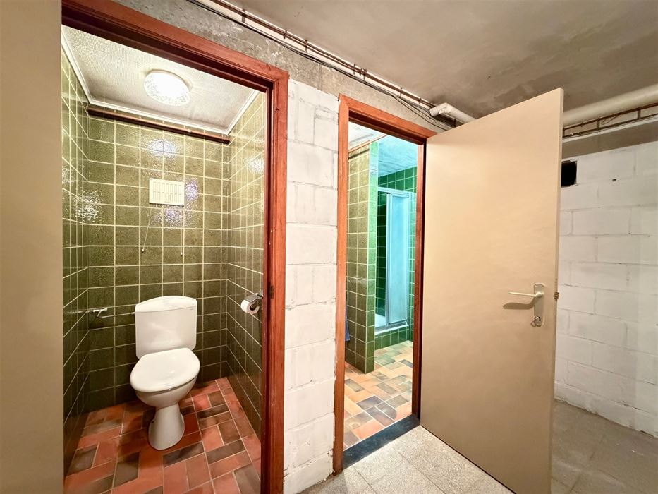 Zeer ruime villa (483 m²) op 16a48ca in Dilsen-Stokkem, goed onderhouden en vol potentieel om te transformeren tot uw hedendaagse droomwoning.