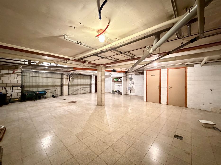 Zeer ruime villa (483 m²) op 16a48ca in Dilsen-Stokkem, goed onderhouden en vol potentieel om te transformeren tot uw hedendaagse droomwoning.