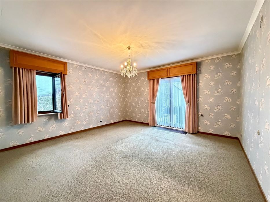 Zeer ruime villa (483 m²) op 16a48ca in Dilsen-Stokkem, goed onderhouden en vol potentieel om te transformeren tot uw hedendaagse droomwoning.