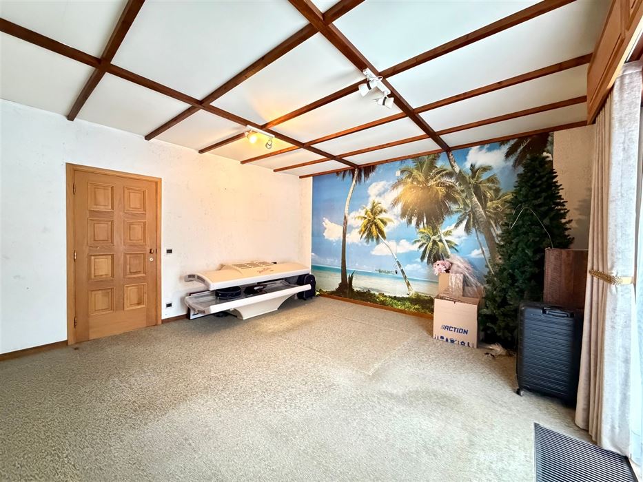 Zeer ruime villa (483 m²) op 16a48ca in Dilsen-Stokkem, goed onderhouden en vol potentieel om te transformeren tot uw hedendaagse droomwoning.