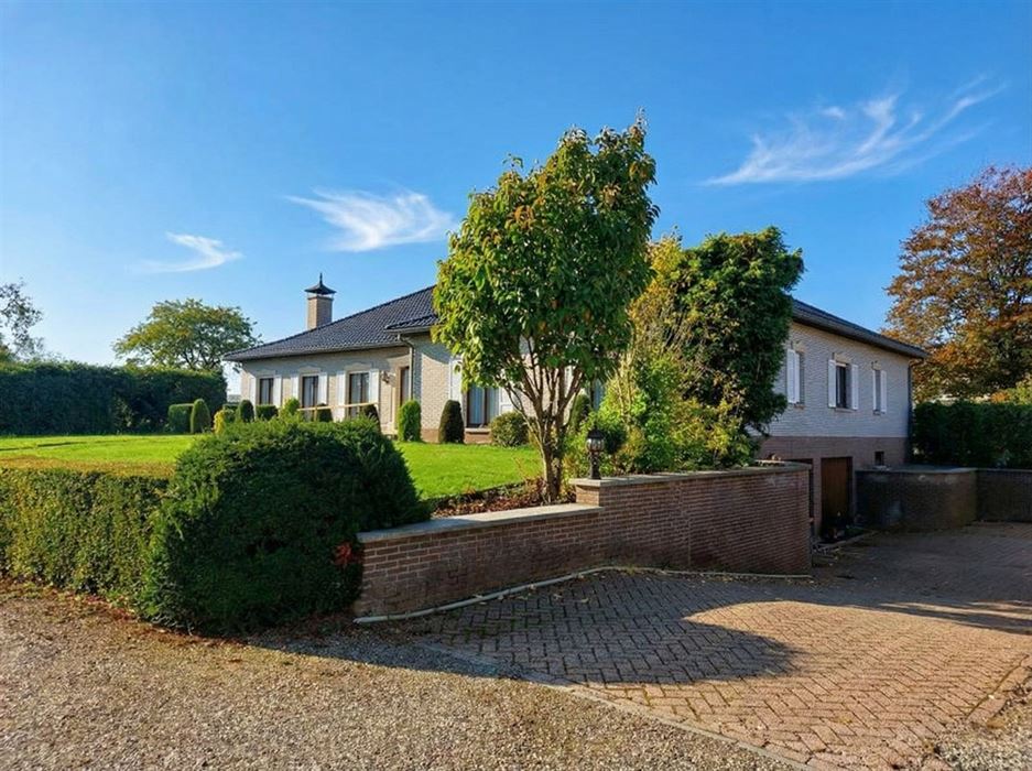 Zeer ruime villa (483 m²) op 16a48ca in Dilsen-Stokkem, goed onderhouden en vol potentieel om te transformeren tot uw hedendaagse droomwoning.