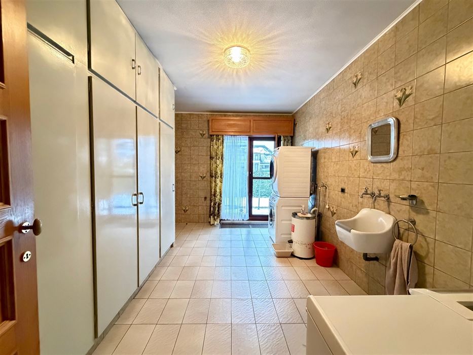 Zeer ruime villa (483 m²) op 16a48ca in Dilsen-Stokkem, goed onderhouden en vol potentieel om te transformeren tot uw hedendaagse droomwoning.