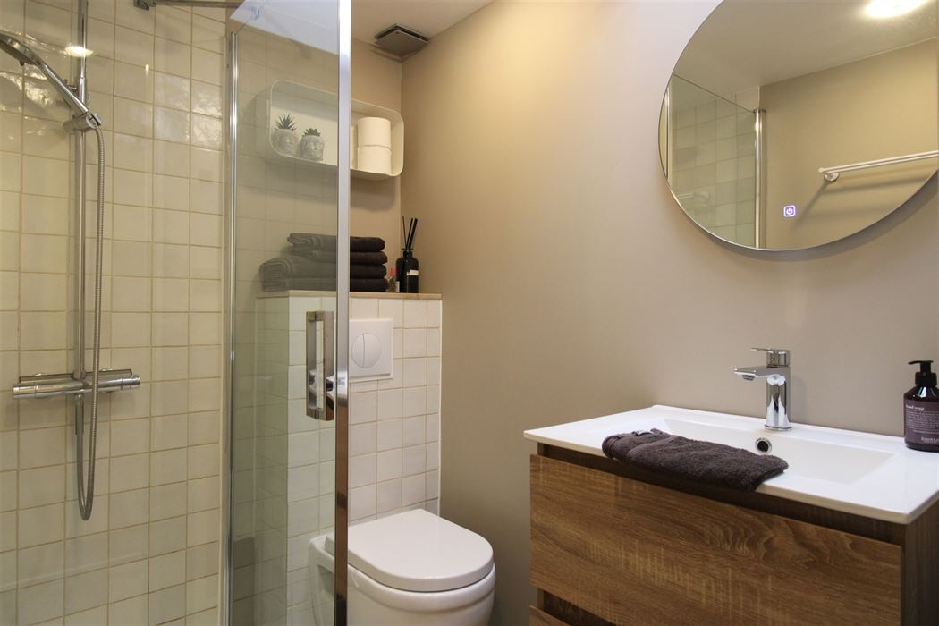 Instapklare gelijkvloerse vakantiewoning met twee slaapkamers, moderne keuken en een volledig afgesloten perceel op vakantiedomein Sonnevijver!
