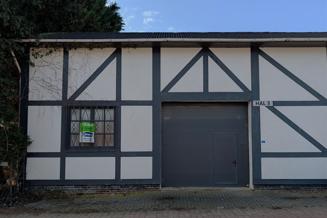 Ruim magazijn (192m²) op gunstige locatie te Veldwezelt (Lanaken)