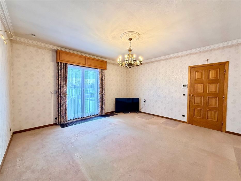 Zeer ruime villa (483 m²) op 16a48ca in Dilsen-Stokkem, goed onderhouden en vol potentieel om te transformeren tot uw hedendaagse droomwoning.