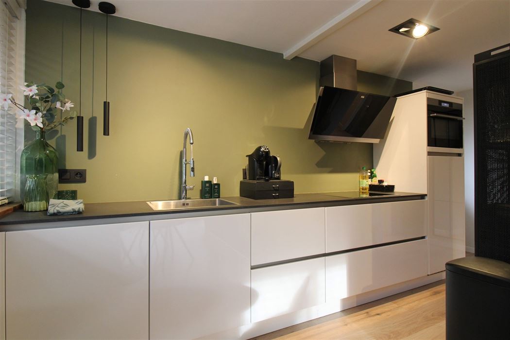 Instapklare gelijkvloerse vakantiewoning met twee slaapkamers, moderne keuken en een volledig afgesloten perceel op vakantiedomein Sonnevijver!