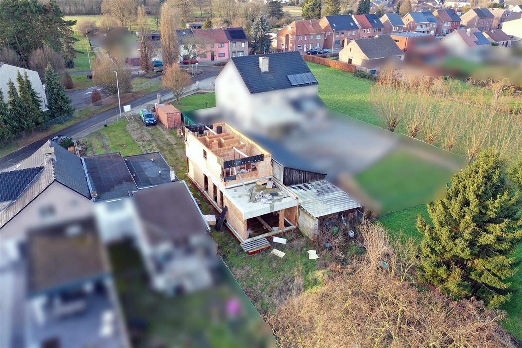 Bouwperceel in opbouw met plannen in een doodlopende straat