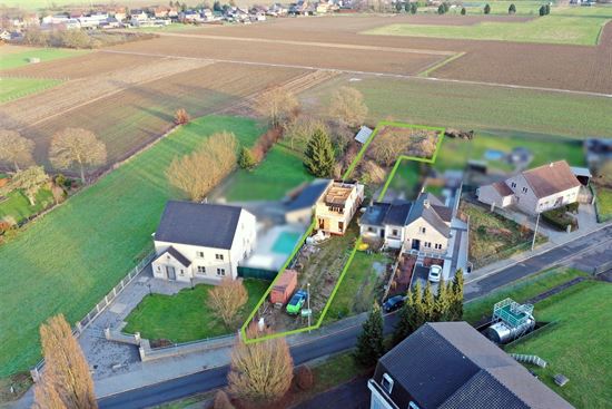 Bouwperceel in opbouw met plannen in een doodlopende straat