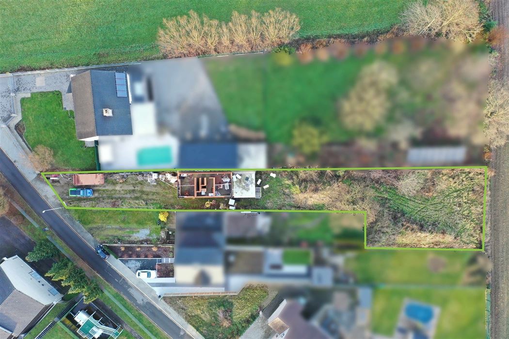Bouwperceel in opbouw met plannen in een doodlopende straat
