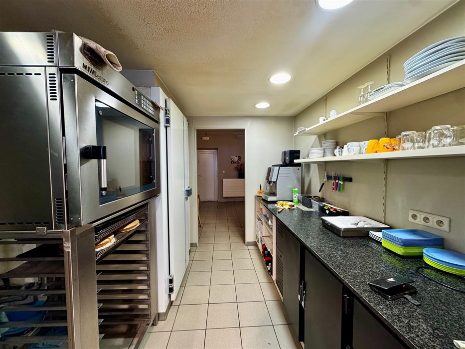 Opbrengsteigendom: handelspand met 2 appartementen