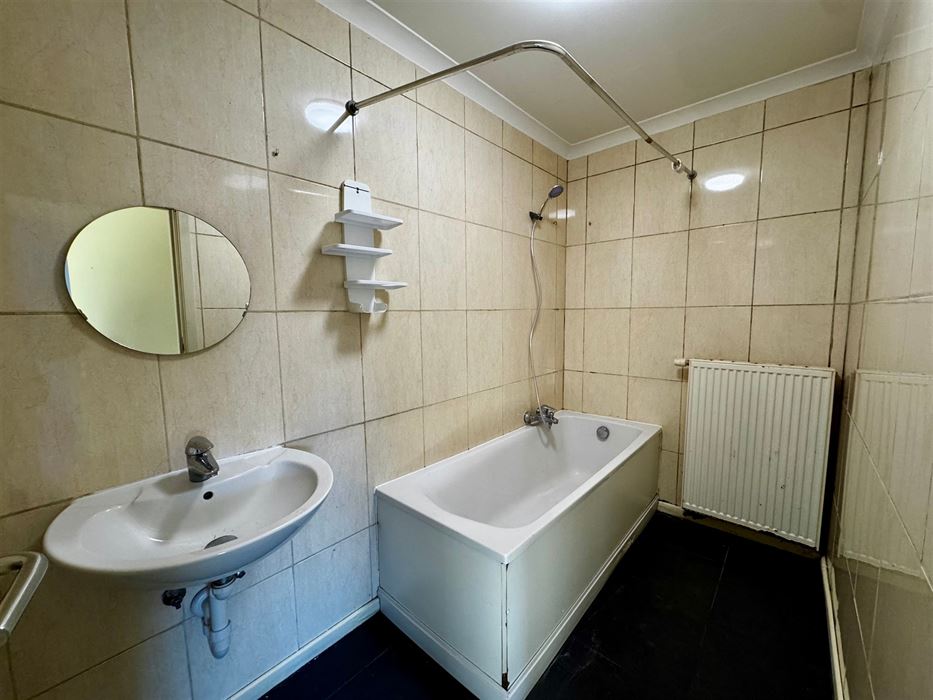 Opbrengsteigendom: handelspand met 2 appartementen
