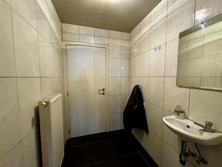 Opbrengsteigendom: handelspand met 2 appartementen