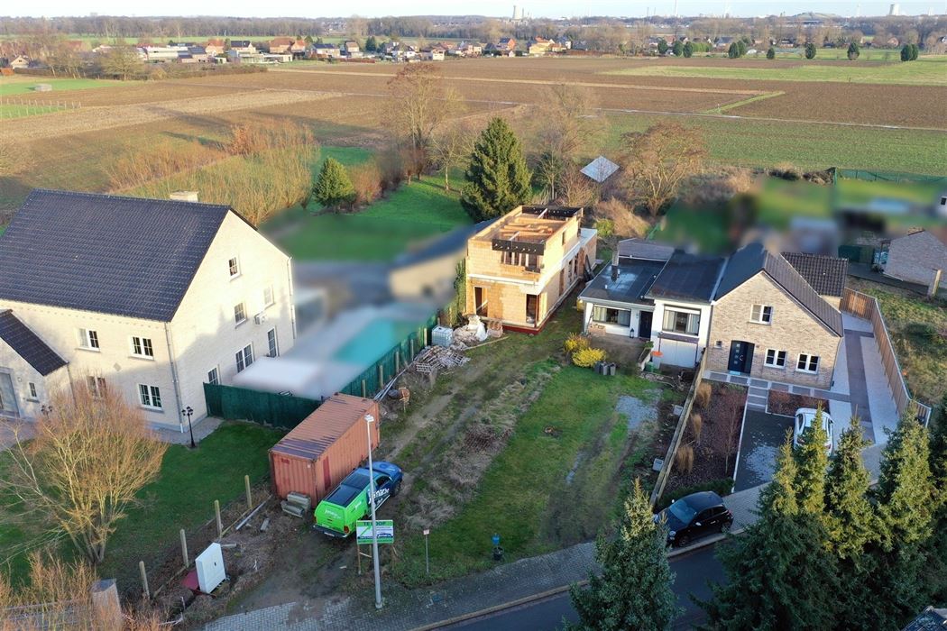 Bouwperceel in opbouw met plannen in een doodlopende straat