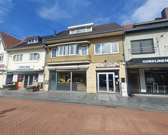 Opbrengsteigendom: handelspand met 2 appartementen