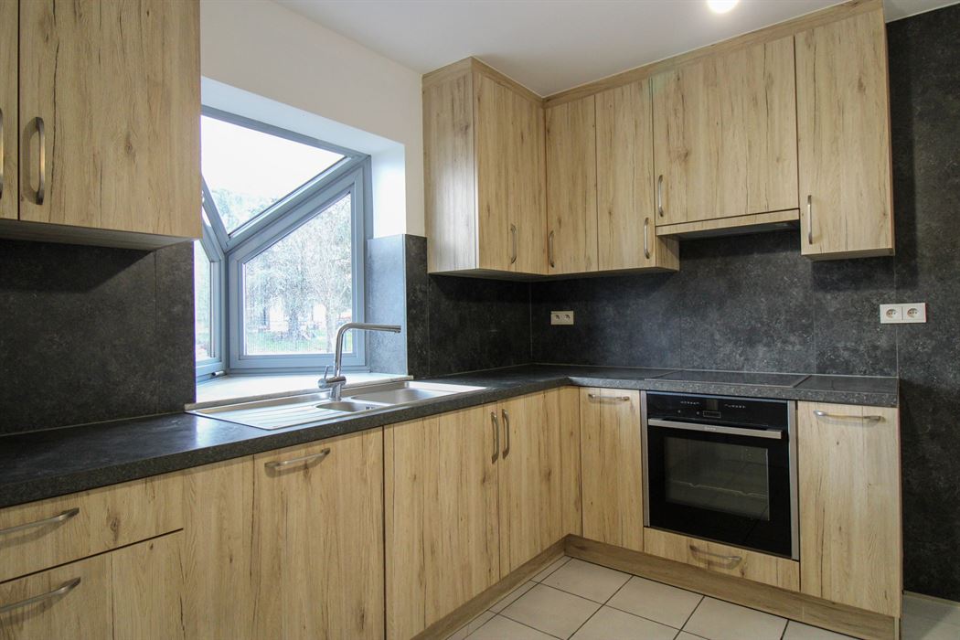 Gelijkvloers appartement met 2 slaapkamers, autostaanplaats en kelderberging in Maasmechelen!