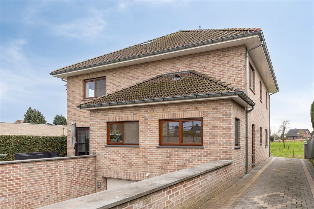 Energiezuinige en ruime villa (322m²) met 6 slaapkamers en 3 badkamers te Veldwezelt (Lanaken)