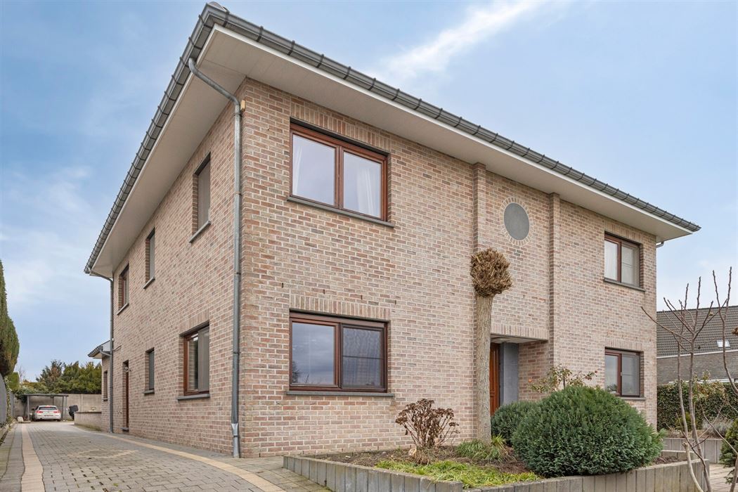 Energiezuinige en ruime villa (322m²) met 6 slaapkamers en 3 badkamers te Veldwezelt (Lanaken)