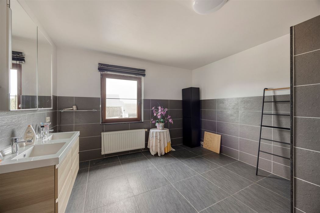 Energiezuinige en ruime villa (322m²) met 6 slaapkamers en 3 badkamers te Veldwezelt (Lanaken)