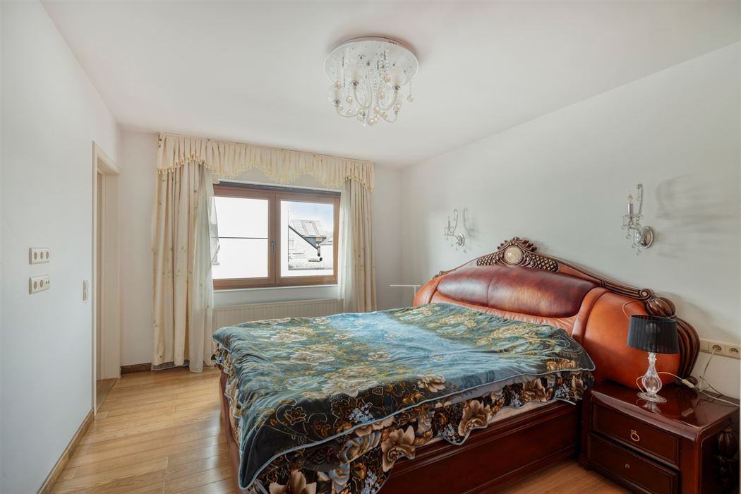 Energiezuinige en ruime villa (322m²) met 6 slaapkamers en 3 badkamers te Veldwezelt (Lanaken)