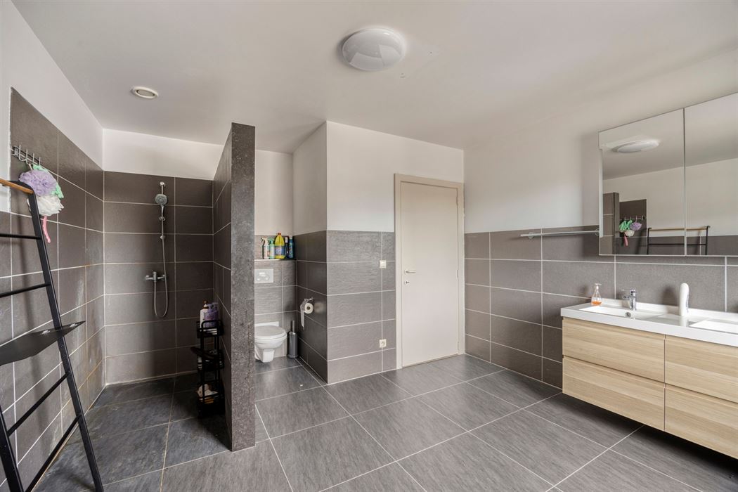 Energiezuinige en ruime villa (322m²) met 6 slaapkamers en 3 badkamers te Veldwezelt (Lanaken)