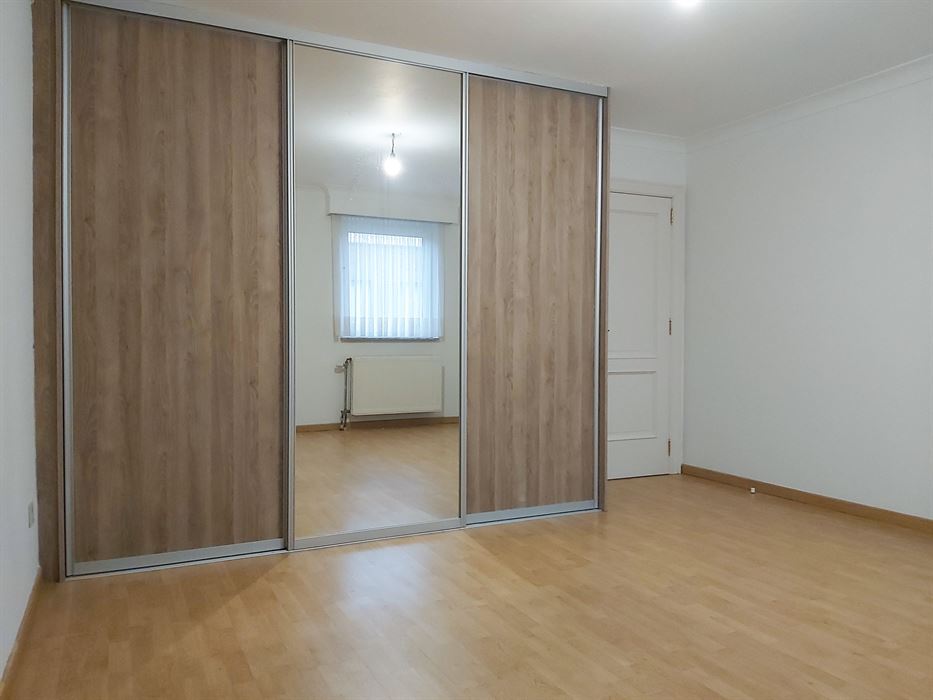 Gelijkvloers appartement met 2 slaapkamers, autostaanplaats en kelderberging in Maasmechelen!