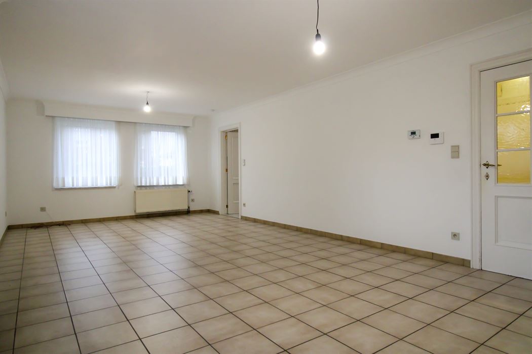 Gelijkvloers appartement met 2 slaapkamers, autostaanplaats en kelderberging in Maasmechelen!
