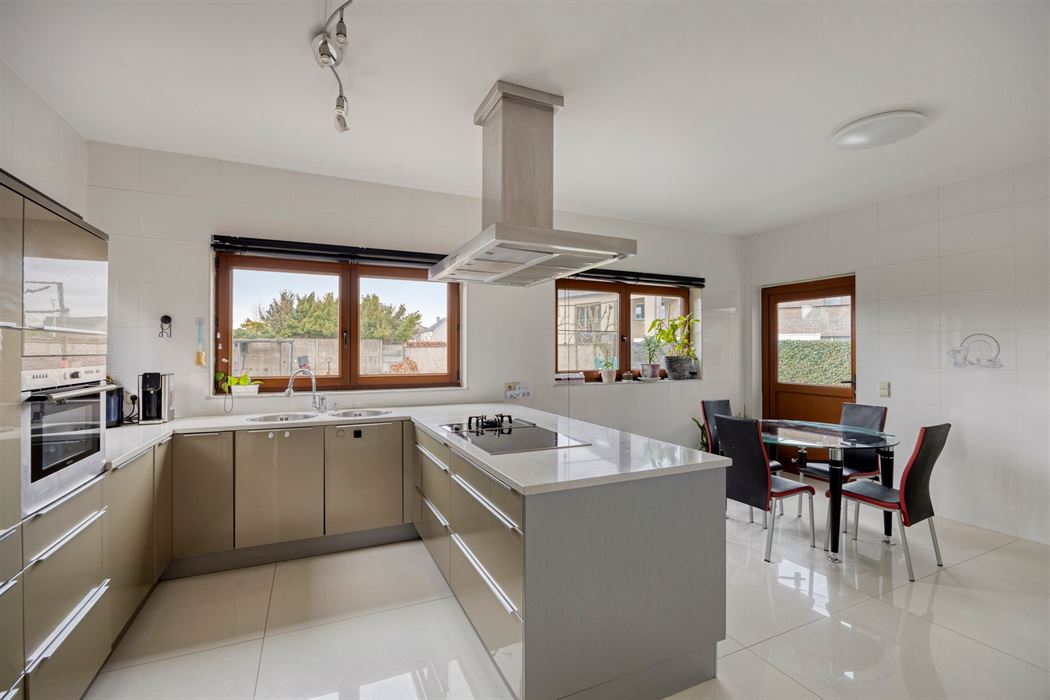 Energiezuinige en ruime villa (322m²) met 6 slaapkamers en 3 badkamers te Veldwezelt (Lanaken)