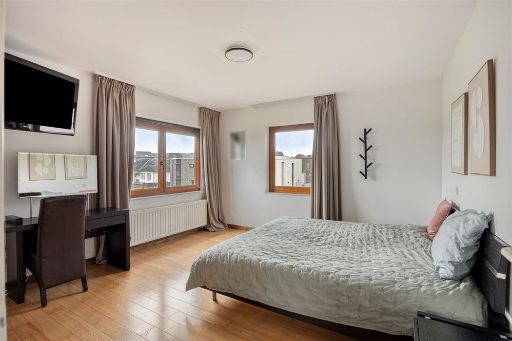 Energiezuinige en ruime villa (322m²) met 6 slaapkamers en 3 badkamers te Veldwezelt (Lanaken)
