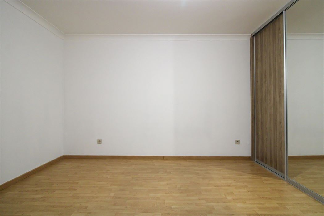 Gelijkvloers appartement met 2 slaapkamers, autostaanplaats en kelderberging in Maasmechelen!
