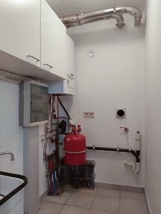 Gelijkvloers appartement met 2 slaapkamers, autostaanplaats en kelderberging in Maasmechelen!