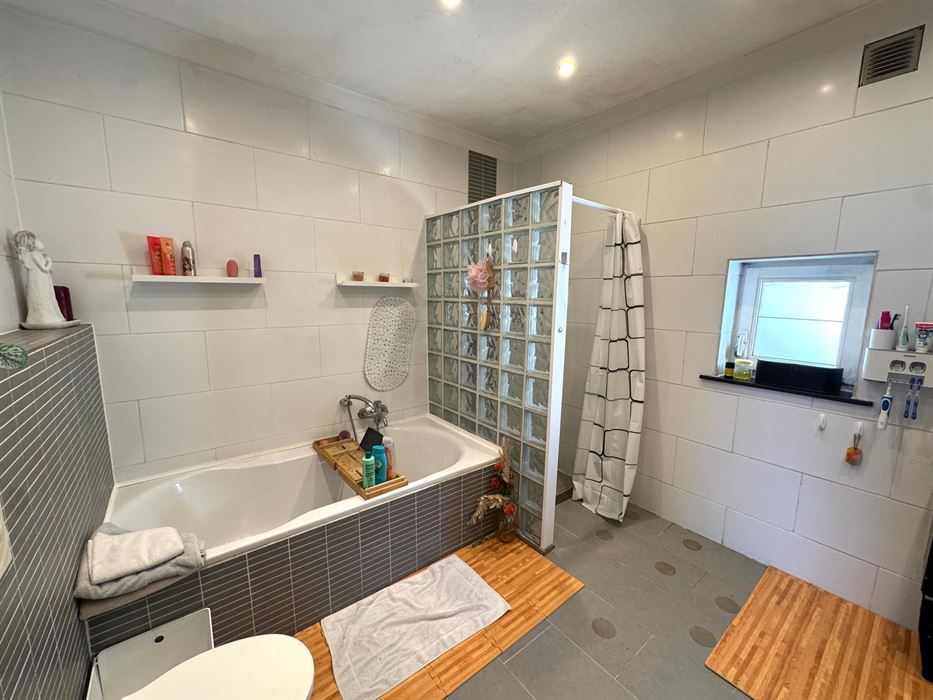 Instapklare halfopen woning met 3 (mogelijk 5) slaapkamers in Maasmechelen