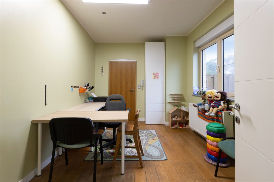 Ruime woning met maar liefst 4 slaapkamers én praktijkruimte in Maasmechelen!
