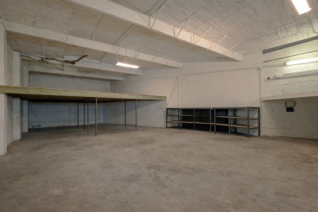 Ruim magazijn (192m²) op gunstige locatie te Veldwezelt (Lanaken)