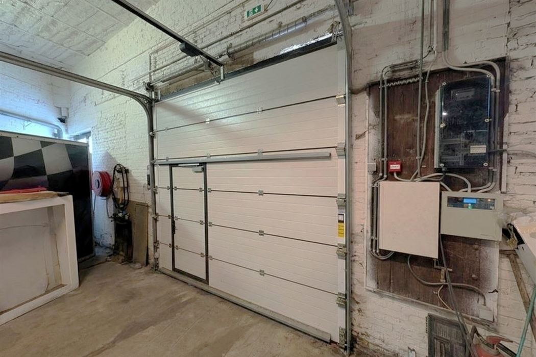 Ruim magazijn (192m²) op gunstige locatie te Veldwezelt (Lanaken)
