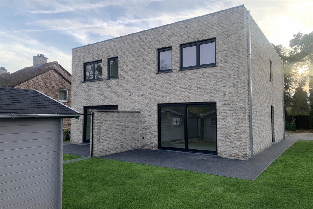 Nieuwbouwwoning met 3 slaapkamers en tuin