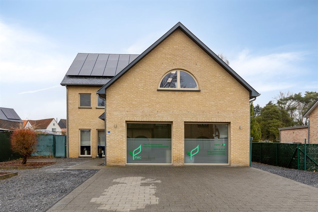 Ruime woning met maar liefst 4 slaapkamers én praktijkruimte in Maasmechelen!