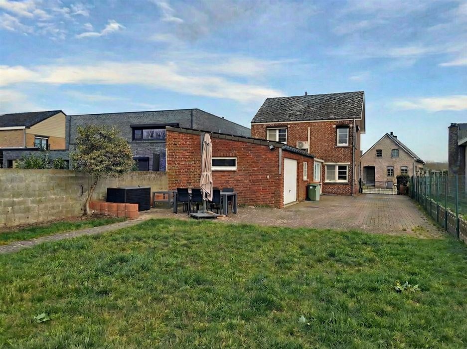 Gezinswoning met 3 slaapkamers, ruime zolder en een uitzonderlijk perceel van 1.418 m² in het rustige Uikhoven/Maasmechelen!
