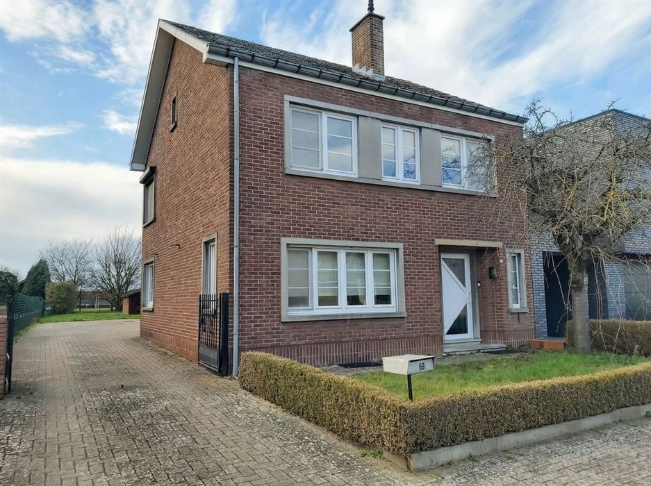Gezinswoning met 3 slaapkamers, ruime zolder en een uitzonderlijk perceel van 1.418 m² in het rustige Uikhoven/Maasmechelen!