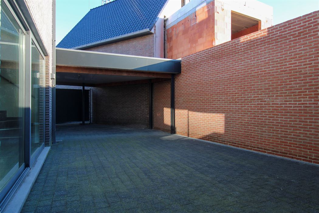 Instapklare gezinswoning met 3 slaapkamers, carport en onderhoudsvriendelijke tuin in het hart van Uikhoven!