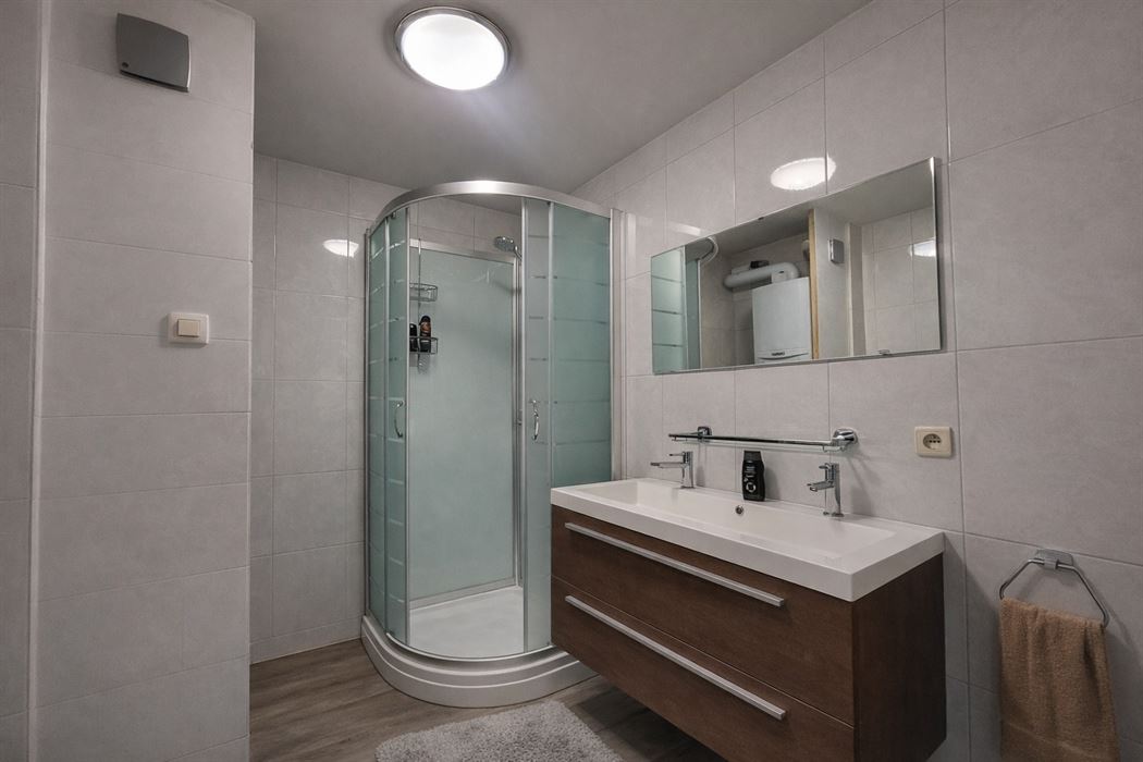 Instapklaar duplex appartement met terras en ondergrondse garage op steenworp van Hasselt centrum