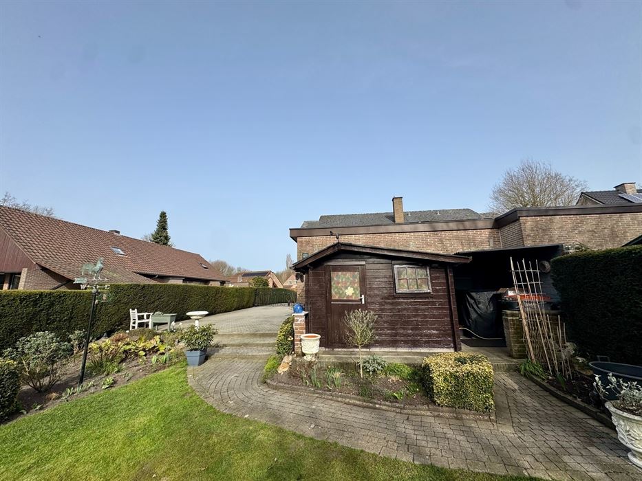 Halfopen bebouwing in rustige straat te As