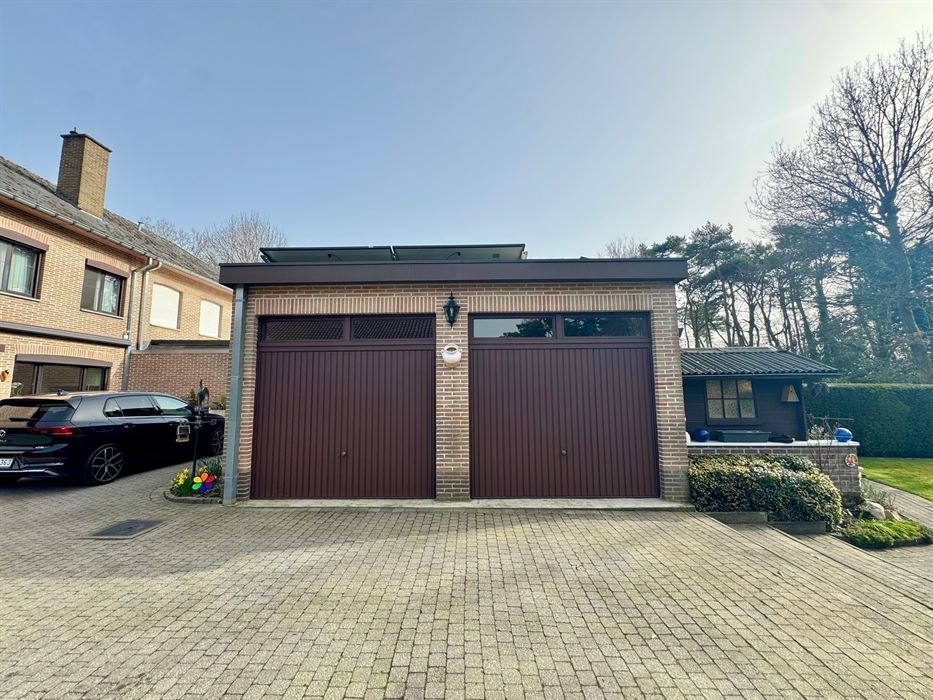 Halfopen bebouwing in rustige straat te As